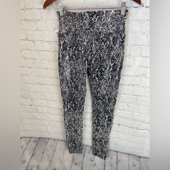 Spanx Faux Leather Snake Shine Leggings Size Medium NWT - Picture 12 of 13